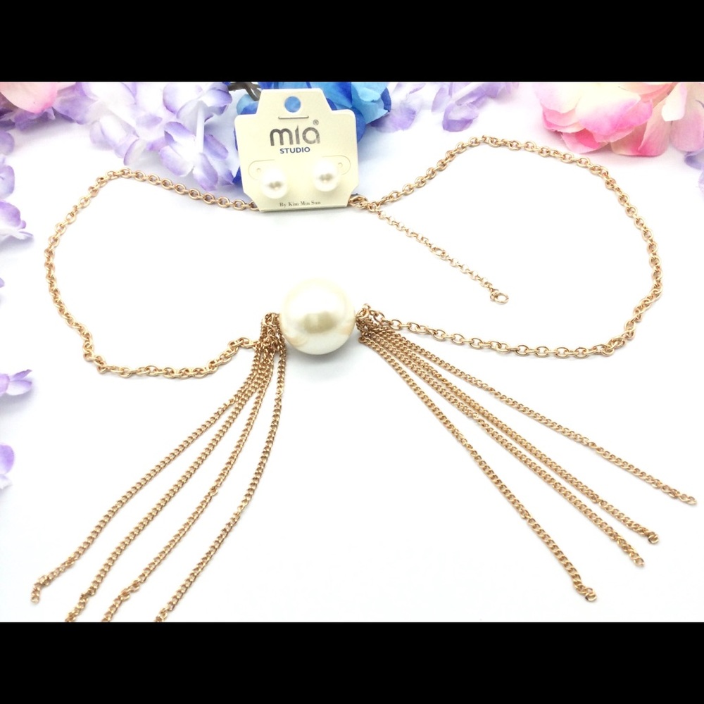 Mia collection white pearl necklace set. New